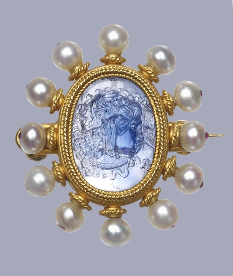 Castellani Heavy Rope Motif with Pearl Frame Surrounding a Cameo of Medusa. c.1870, Sapphire. © Trustees of the British Museum.