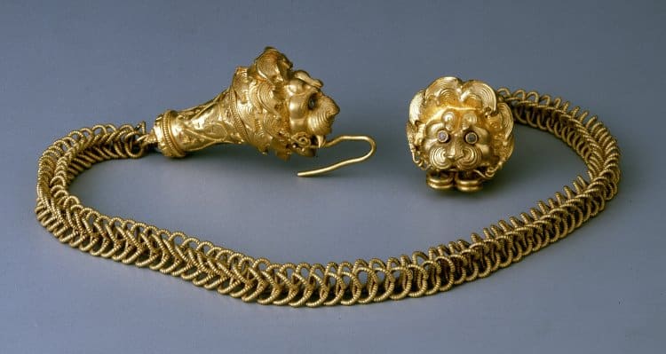 Italian Chain with Lion Head Terminals and Hook and Eye Clasp c.300 BC.