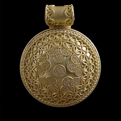 YILDUN (2001) – Pendant – Gold – Museum of Art and Archeaology, University of Missouri – Columbia Missouri. Image Courtesy of © Akelo – Andrea Cagnetti – All Rights Reserved.