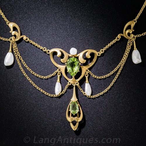 Art Nouveau Peridot and Freshwater Pearl En Esclavage Necklace.